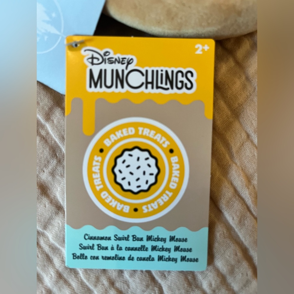Disney Parks Munchlings Cinnamon Swirl Bun Mickey Mouse Crossbody NWT - Picture 4 of 4